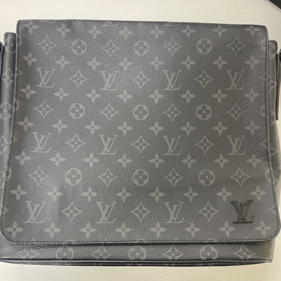 Louis Vuitton Handbags - LOUIS VUITTON DISTRCT BAG M45271